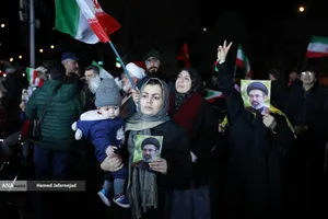 مراسم وداع با شهدای ناوشکن دنا و حمایت از نیروهای مسلح با حضور دکتر بیژن رنجبر و دانشگاهیان دانشگاه آزاد اسلامی استان تهران و اقشار مختلف مردم - میدان فردوسی تهران