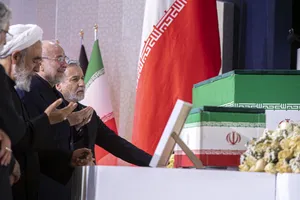 ادای احترام مقامات و مسئولان خارجی به پیکر امام شهید 