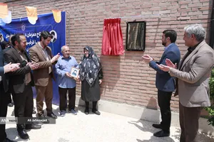 حضور خانواده شهدا در مراسم افتتاح 8 نیروگاه خورشیدی در شهر تهران