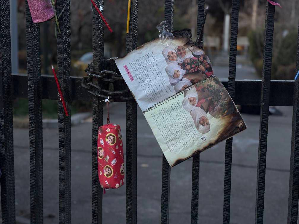 فضاسازی سردر دانشگاه تهران به یاد ۱۶۵ شهید دانش‌آموز ابتدایی شهر میناب