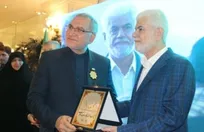 اعطای نشان حامی سلامت از سوی مجمع خیرین سلامت به وزیر بهداشت