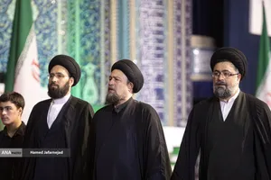 ادای احترام مقامات و مسئولان خارجی به پیکر امام شهید 