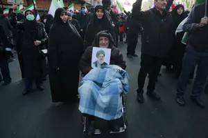 بیعت مردم با آیت&zwnj;الله سید مجتبی خامنه&zwnj;ای سومین رهبر جمهوری اسلامی ایران