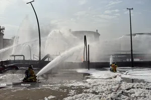 باتلاق خلیج&zwnj;فارس -  اصابت یک موشک ایرانی به منطقه صنعتی در معمیر، بحرین