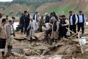 کمک رسانی شهید محمدمهدی طهرانچی دانشمند هسته ای در مناطق سیل زده لرستان پلدختر در سال 1398 همراه گروه های جهادی