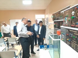 مدیر کل پژوهش و فناوری دانشگاه آزاد اسلامی: دستاوردهای گروه برق واحد اشکذر باید در سطح کشور استفاده شود
