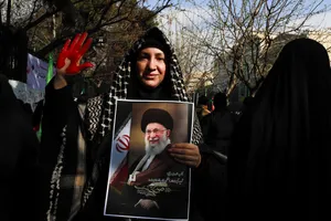 بیعت مردم با آیت&zwnj;الله سید مجتبی خامنه&zwnj;ای سومین رهبر جمهوری اسلامی ایران