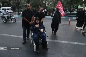 حرکت مردم عزادار بسمت مصلی تهران برای وداع با رهبر شهید انقلاب