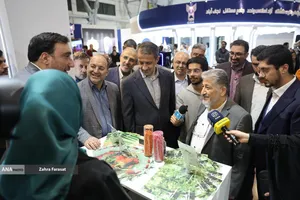 دکتر بیژن رنجبر رییس دانشگاه آزاد اسلامی در مراسم افتتاحیه سومین دوره نمایشگاه فناوری و نوآوری فن نما 1404