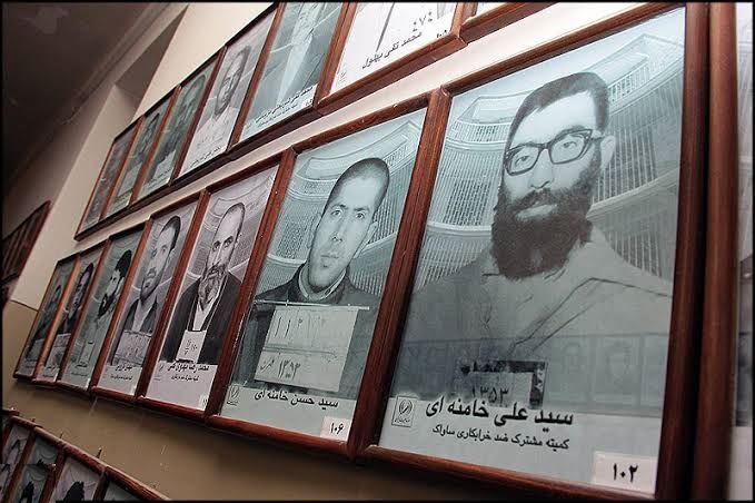 نترسیدم، اما از تنهایی به خدا پناه بردم!/ ایستاده، چون سرو در لانه کفتاران