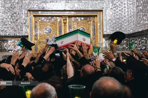 مراسم طواف پیکر رهبر شهید انقلاب بر گرد ضریح مطهر امام رضا(ع)