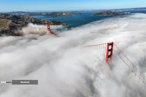 ایجاد مه بر روی پل گلدن گیت در سانفرانسیسکو، کالیفرنیا