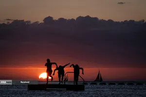 شناگران در سواحل کالدونیای جدید، فرانسه