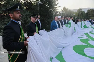 اهتزاز بزرگترین پرچم علوی بر فراز تهران