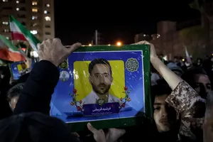 وداع با پیکر شهدای ناوشکن دنا در میدان دریاچه