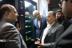 دکتر بیژن رنجبر رییس دانشگاه آزاد اسلامی در مراسم افتتاحیه سومین دوره نمایشگاه فناوری و نوآوری فن نما 1404