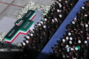 مراسم اقامه نماز بر پیکر مطهر امام مجاهد شهید حضرت آیت&zwnj;الله العظمی سیدعلی خامنه&zwnj;ای و شهدای خانواده ایشان