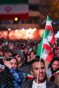 رونمایی از مجسمه &laquo;زانو زنندگان برابر ایران&raquo; در میدان انقلاب اسلامی