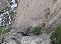 نجات سه کوهنورد گرفتار در قله 