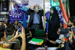 پرچم&zwnj;داری وزیر ارشاد در چهاراه ولیعصر(عج)