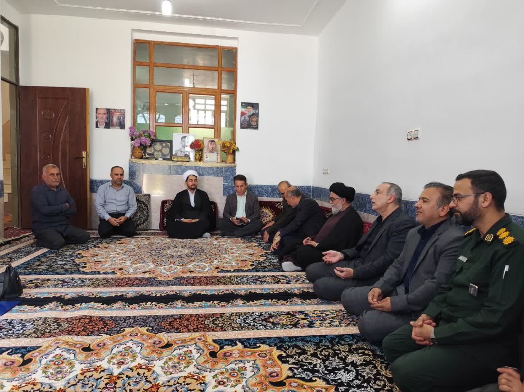 دیدار مسئولان دانشگاه آزاد اسلامی استان فارس با خانواده دانشجوی شهید در شهرستان خفر
