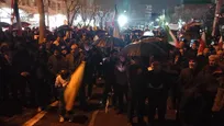 اجتماع مردم دولت آباد زیر باران در حمایت از ایران و بیعت با رهبر انقلاب + فیلم