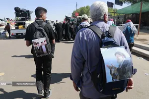 پیاده روی زائرین اربعین حسینی به یاد رهبر شهید انقلاب