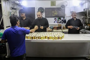 پیاده روی زائرین اربعین حسینی به یاد رهبر شهید انقلاب