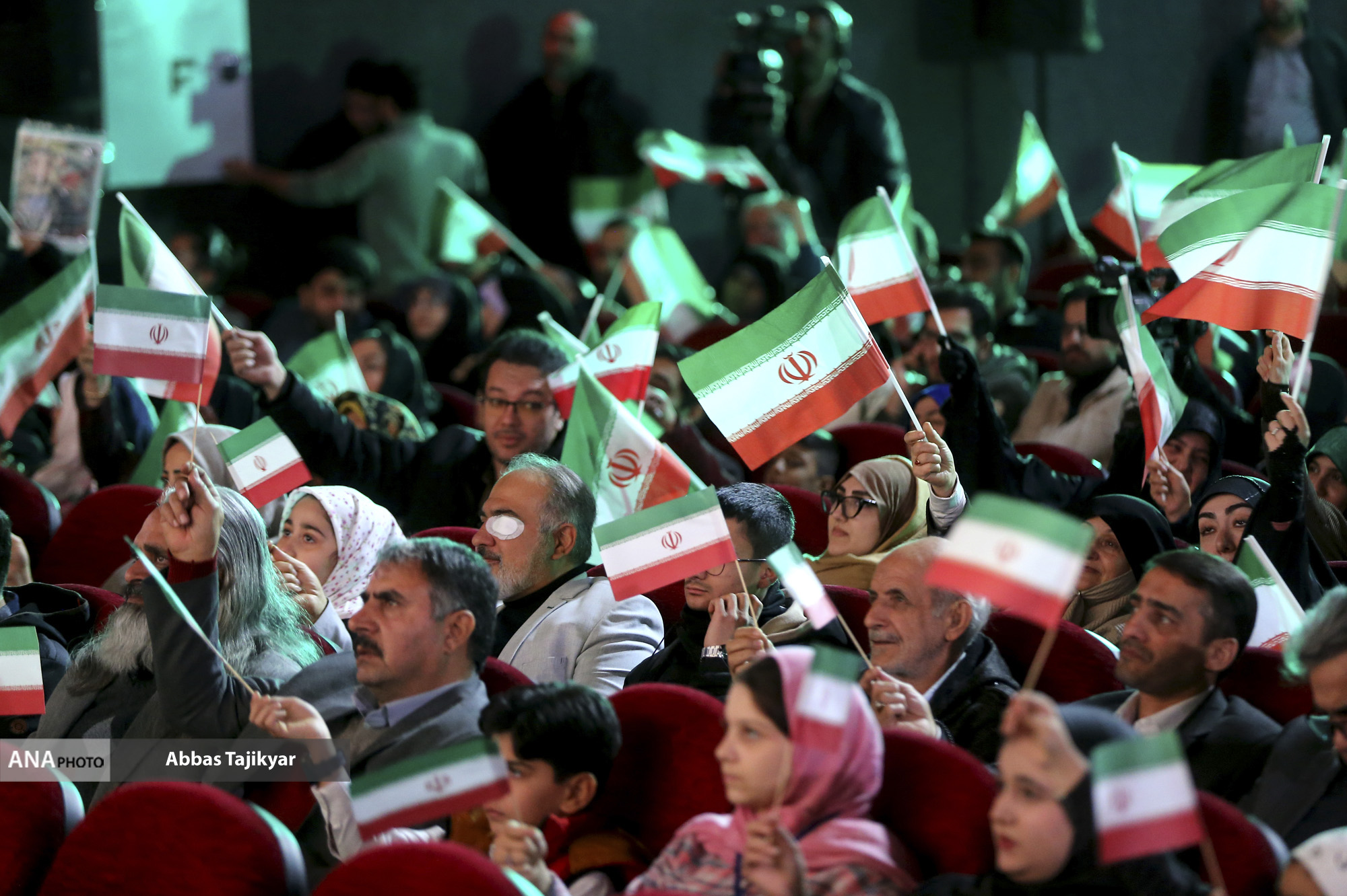 تقدیر از علیرضا دبیر در افتتاحیه شانزدهمین جشنواره فیلم عمار تقدیر از علیرضا دبیر در افتتاحیه شانزدهمین جشنواره فیلم عمار