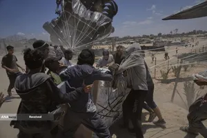 مردم گرسنه غزه برای رسیدن به کمک&zwnj;های غذایی، کیلومترها پیاده&zwnj;روی می&zwnj;کنند