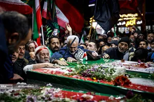 وداع با پیکرهای خانوادگی شهیدان شادکامی در چهارراه نظام&zwnj;آباد