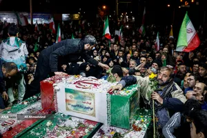 وداع با پیکرهای خانوادگی شهیدان شادکامی در چهارراه نظام&zwnj;آباد