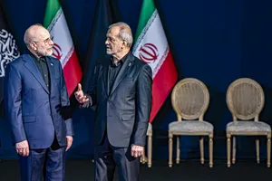 مسعود پزشکیان رییس جمهور و محمدباقر قالیباف رییس مجلس در مراسم ادای احترام مقامات و مسئولان خارجی به پیکر امام شهید 