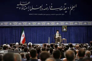 قائد الثورة الاسلامية لدى استقباله  جمعا من علماء وخبراء ومسؤولي قطاع الصناعة النووية في البلاد