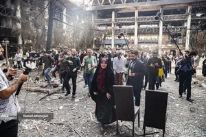 توضیحات سحر امامی مجری تلویزیون در خصوص حمله رژیم صهیونیستی به ساختمان شیشه ای صدا و سیما در بازدید خبرنگاران خارجی از آثار به&zwnj;جامانده از حمله موشکی رژیم صهیونیستی به ساختمان شیشه ای صدا و سیما که در تاریخ ۲۴ تیرماه صورت گرفت