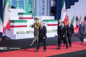 ادای احترام مقامات و مسئولان خارجی به پیکر امام شهید 