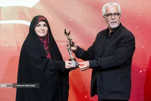 اهدای سیمرغ بلورین به سحر امامی مجری تلویزیون به پاس اقدام شجاعانه مجری خبر صداوسیما در حمله رژیم صهیونیستی به ساختمان شیشه ای صدا و سیما در مراسم بزرگداشت شهدای رسانه در نبرد با رژیم صهیونیستی