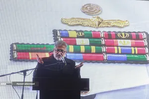 مراسم وداع با شهدای ناوشکن دنا و حمایت از نیروهای مسلح با حضور دکتر بیژن رنجبر و دانشگاهیان دانشگاه آزاد اسلامی استان تهران و اقشار مختلف مردم - میدان فردوسی تهران