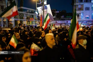 مراسم عزاداری در سوگ رهبر شهید انقلاب - میدان انقلاب تهران
