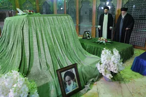 حضور رهبر انقلاب در حرم حضرت امام خمینی(ره)