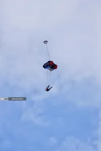  پرش چتربازان از برج میلاد به مناسبت ۱۲ فروردین 