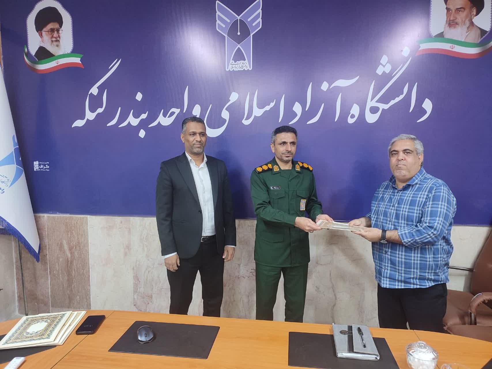 رئیس دانشگاه ازاد اسلامی بندرلنگه: با دشمنی که رهبر و مردم کشورمان را به شهادت رسانده نمی‌توان به توافق رسید