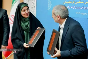 علیرضا کاظمی، وزیر آموزش و پرورش و فرزانه صادق مالواجِرد وزیر راه و شهرسازی در مراسم امضای تفاهم&zwnj;نامه همکاری حوزه مسکن فرهنگیان