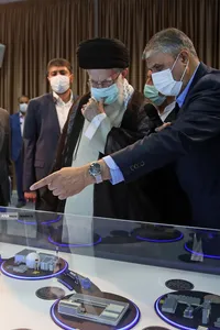 قائد الثورة الاسلامية لدى استقباله  جمعا من علماء وخبراء ومسؤولي قطاع الصناعة النووية في البلاد