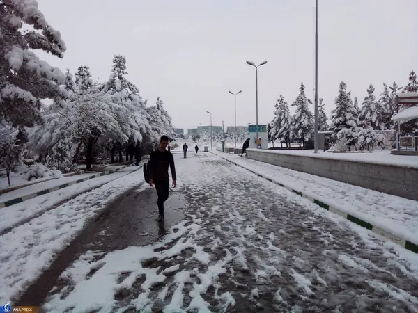 دانشگاه آزاد اسلامی واحد قم در یک روز برفی