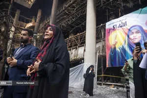 توضیحات سحر امامی مجری تلویزیون در خصوص حمله رژیم صهیونیستی به ساختمان شیشه ای صدا و سیما در بازدید خبرنگاران خارجی از آثار به&zwnj;جامانده از حمله موشکی رژیم صهیونیستی به ساختمان شیشه ای صدا و سیما که در تاریخ ۲۴ تیرماه صورت گرفت