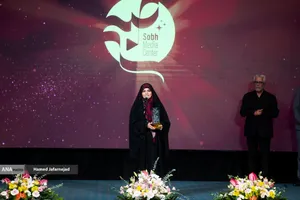 اهدای سیمرغ بلورین به سحر امامی مجری تلویزیون به پاس اقدام شجاعانه مجری خبر صداوسیما در حمله رژیم صهیونیستی به ساختمان شیشه ای صدا و سیما در مراسم بزرگداشت شهدای رسانه در نبرد با رژیم صهیونیستی