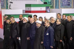 ادای احترام سران سه قوه ، مقامات و مسئولان خارجی به پیکر امام شهید 
