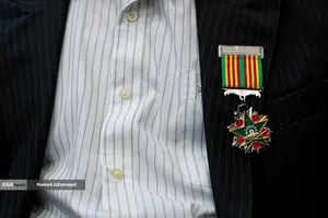 اعطای نشان فداکاری به امیرسرتیپ منوچهر دژکام به پاس سال&zwnj;ها مجاهدت در دوران دفاع مقدس توسط فرمانده کل ارتش