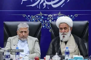 دکتر بیژن رنجبر رئیس دانشگاه آزاد اسلامی و آیت&zwnj;الله علی اکبر رشاد رئیس هیئت حمایت از کرسی های نظریه پردازی